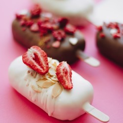 Çilekli bademli dondurma çubukları