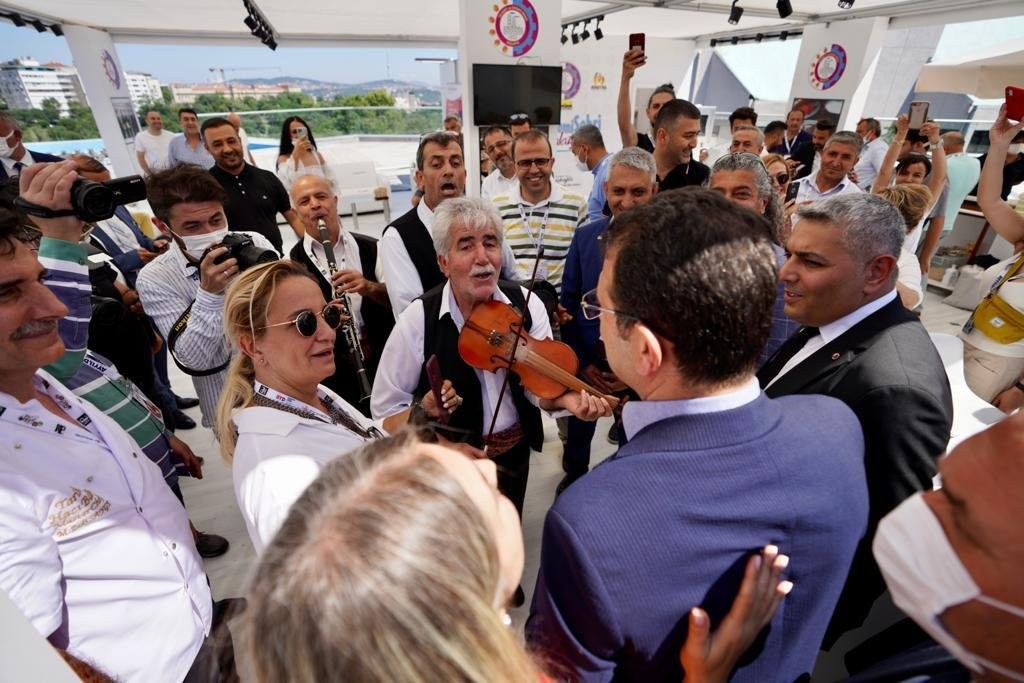 İZMİR STANDINDA RENKLİ ANLAR