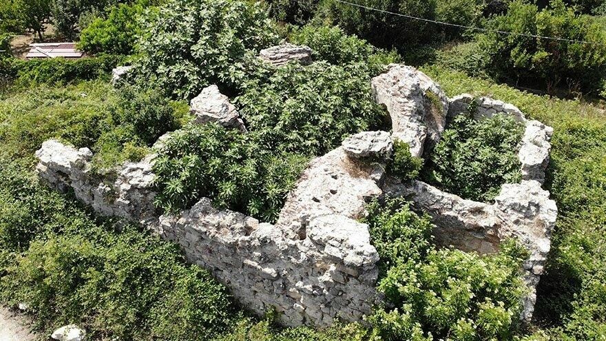 Defineciler 600 yıllık hamamı talan etti.