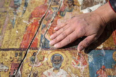 Hatay’da tarihi yapıların enkazından 300’e yakın eser kurtarıldı