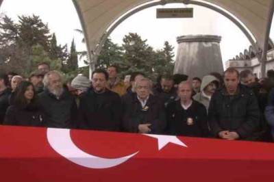 Sanatçı Köksal Engür Üsküdar'da son yolculuğuna uğurlandı