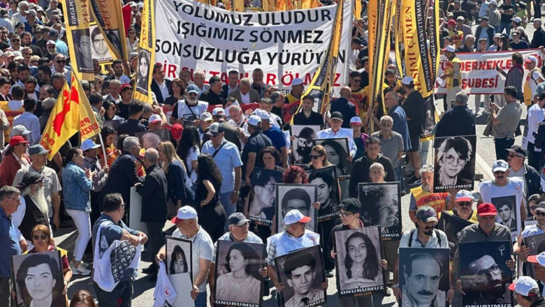 Sivas Katliamı’nda yaşamını yitirenler anıldı: Yurttaşlar Madımak Oteli'nde toplandı